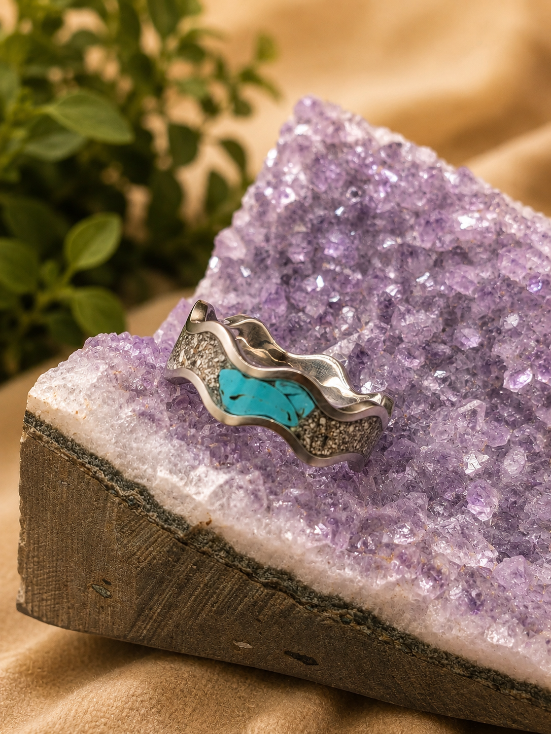 Clam Titanium Turquoise Howlite 8mm